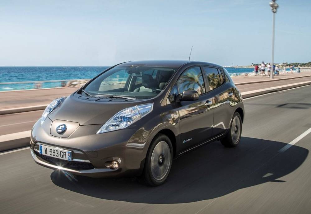 2017-Nissan-Leaf-front-view-headlights-grille-and-alloy-wheels