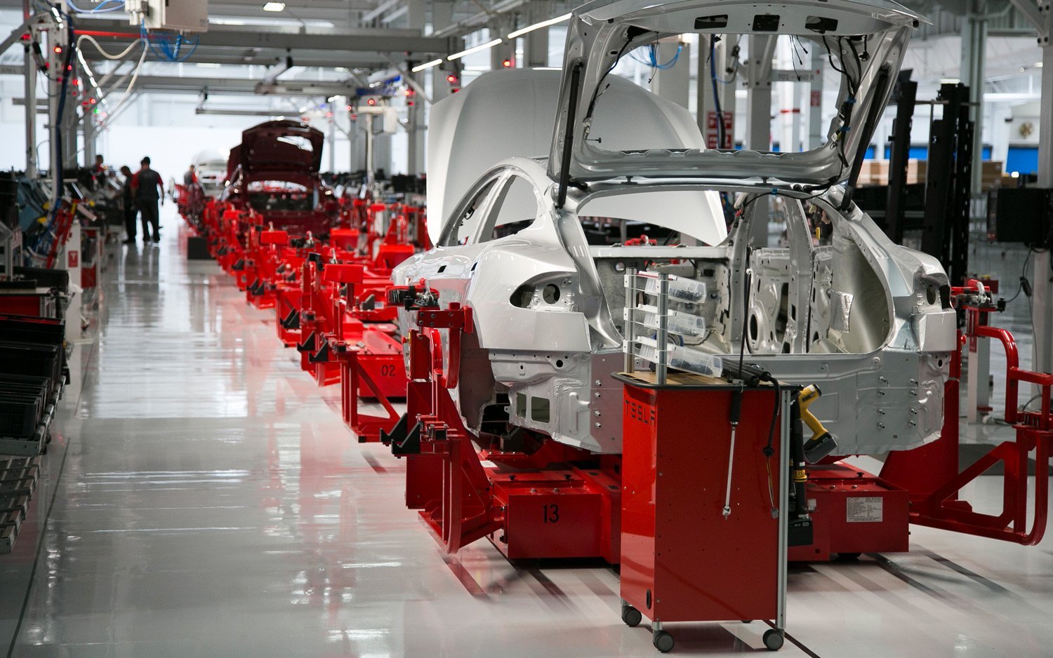 Tesla-Model-S-assembly-line